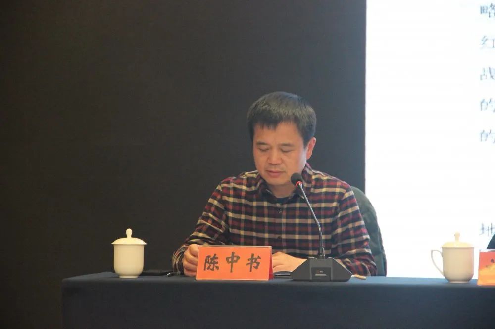 副院長陳中書宣讀《疊山路、紅谷灘病區(qū)裝修改造規(guī)劃報告》及《江西省胸科醫(yī)院采購DSA(醫(yī)用血管造影X線機(jī))報告》