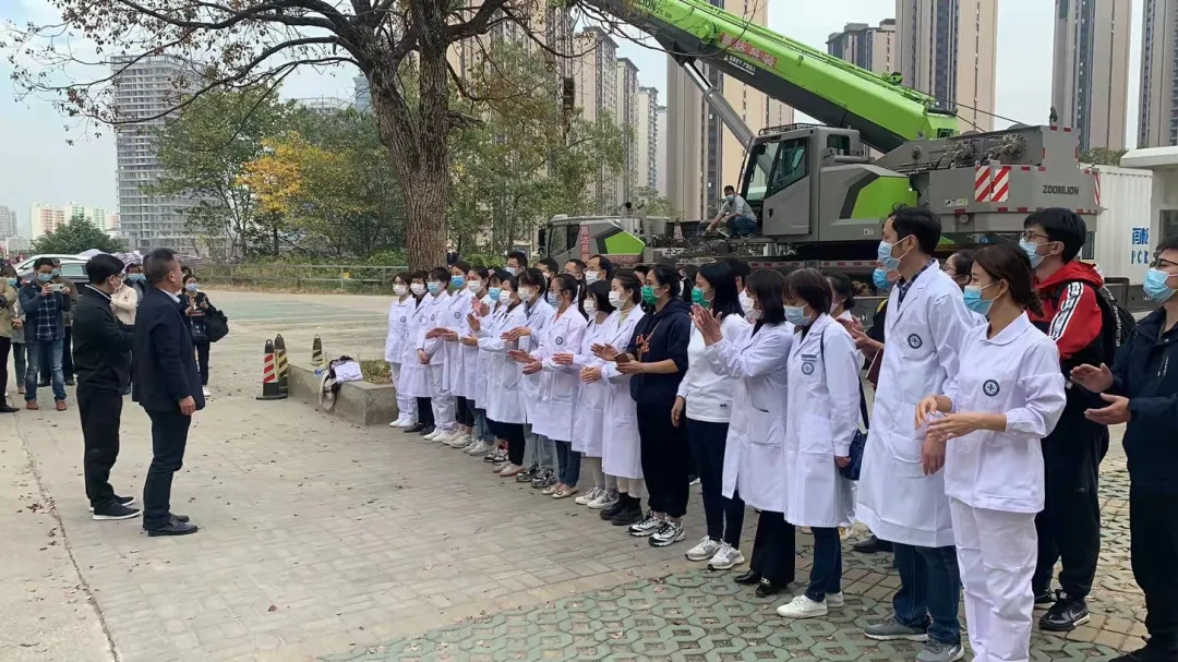江西省胸科醫(yī)院4輛移動方艙PCR實驗室、45名應(yīng)急隊員緊急弛援鉛山
