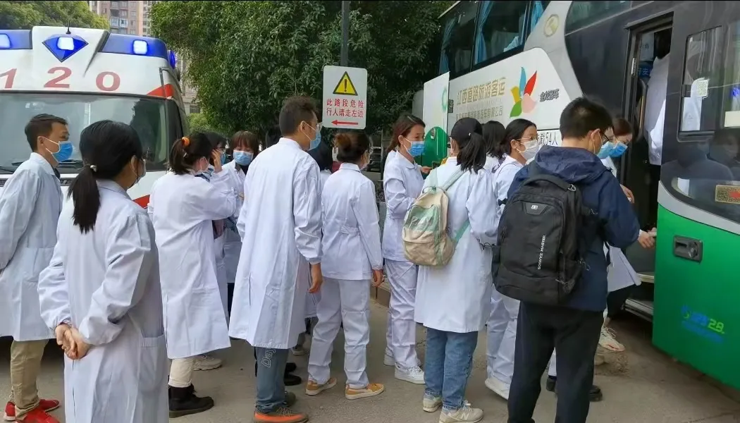 江西省胸科醫(yī)院4輛移動方艙PCR實驗室、45名應(yīng)急隊員緊急弛援鉛山