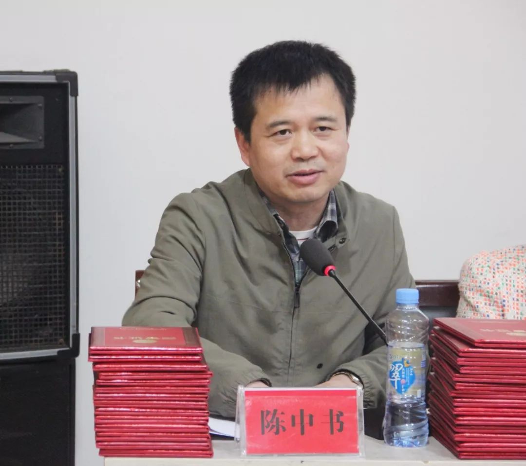陳院長宣讀表彰決定.jpg