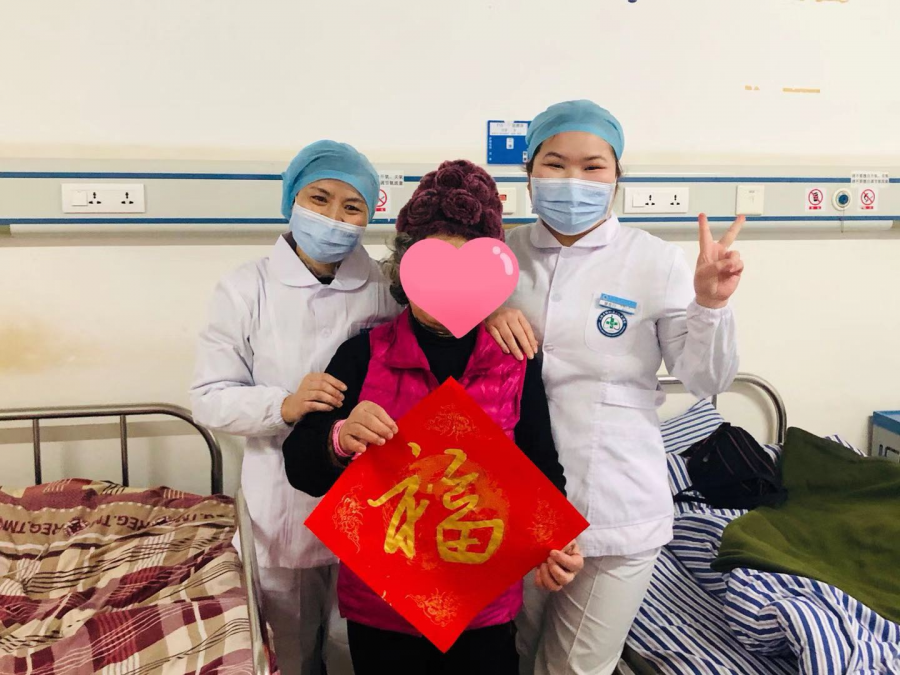 寫春聯(lián)送祝福 醫(yī)患同心迎新年