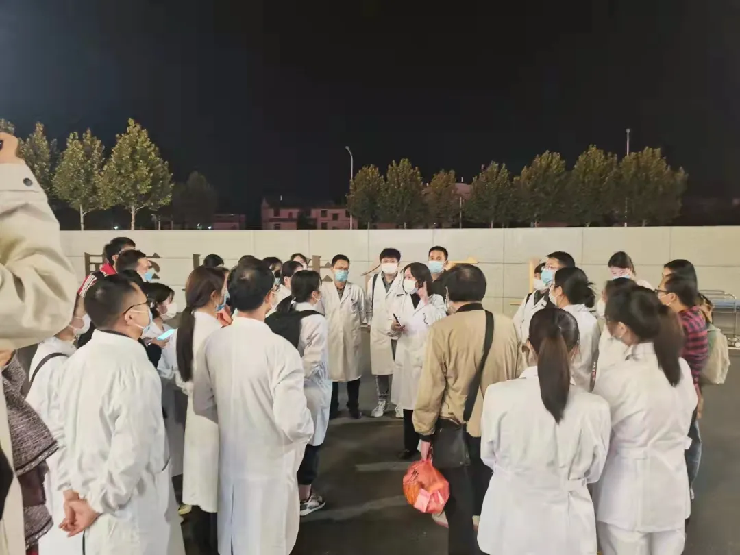 江西省胸科醫(yī)院4輛移動方艙PCR實驗室、45名應(yīng)急隊員緊急弛援鉛山