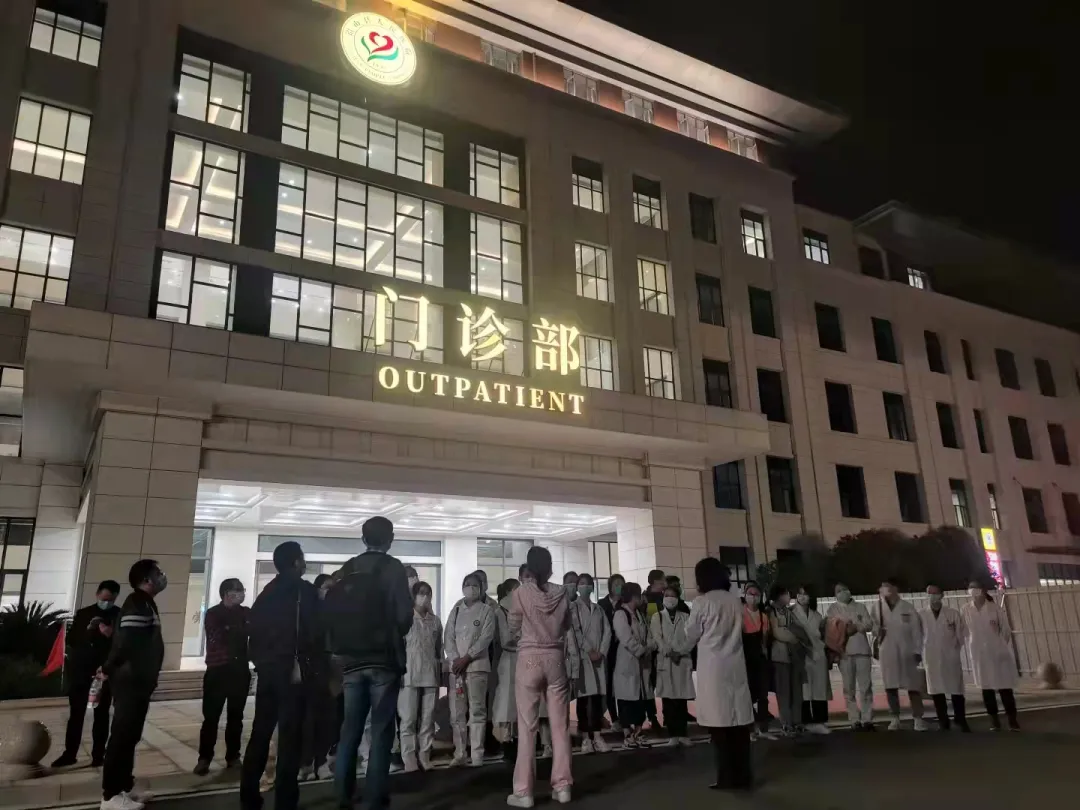 江西省胸科醫(yī)院4輛移動方艙PCR實驗室、45名應(yīng)急隊員緊急弛援鉛山